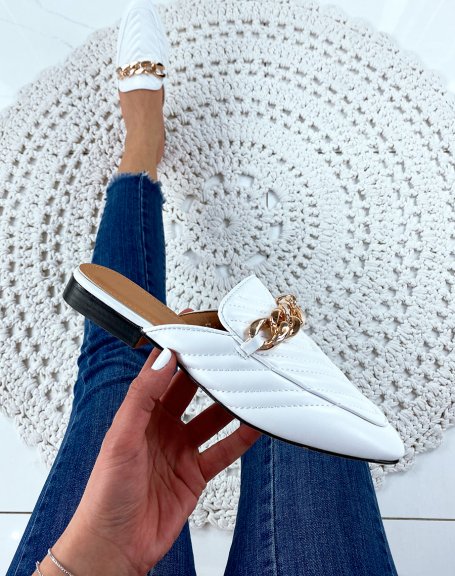 White faux leather mule with big chain