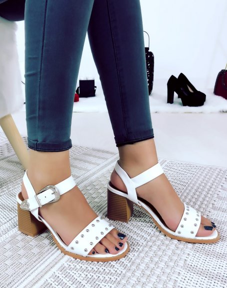 White sandals with low heel