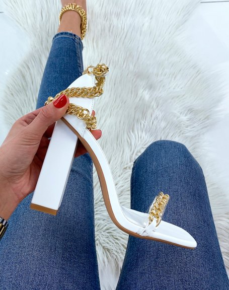 White sandals with square heel with gold chains