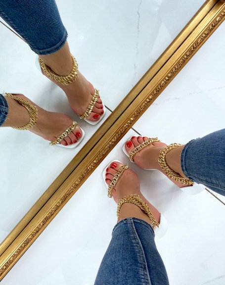 White sandals with square heel with gold chains