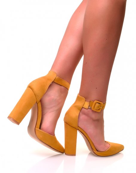 Yellow suedette pumps with square heels