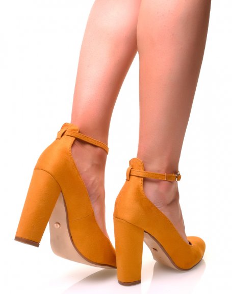 Yellow suedette pumps with square high heels